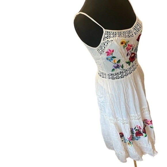 NWOT ASOS white  lace insert crinkle tiered midi dress with embroidery, Size 2 - Picture 6 of 7